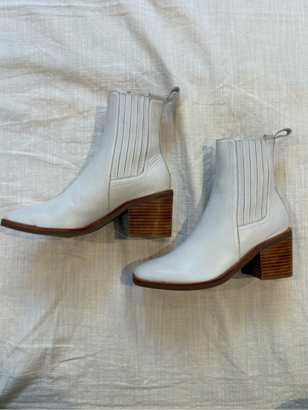 Silent D cream colored leather pull on Chealse boot size 37 US 6.5/7